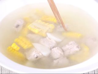 14、玉米山药排骨汤,调整一下准备吃饭，记住好看的摆盘可以增加食欲呦！