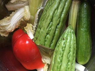 1、蔬果糊-3,先用鹽水把蔬果浸半小時再洗乾淨