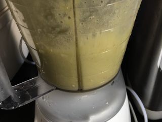 4、蔬果糊-3,用1/3的食材加入200ml40度以下的溫開水打糊，約2分鐘