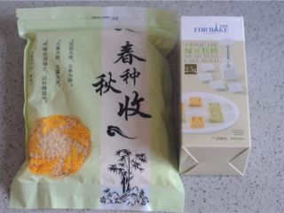 1、红薯叶绿豆糕,食材模具准备好