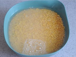 2、红薯叶绿豆糕,绿豆用清水泡三个小时左右