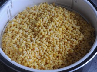 3、红薯叶绿豆糕,泡好的绿豆冲洗干净