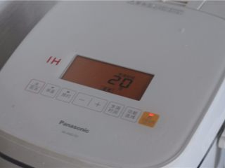 4、红薯叶绿豆糕,放入电饭锅蒸熟,放凉备用