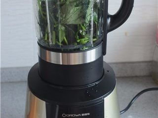 5、红薯叶绿豆糕,.南瓜叶洗干净放入破壁机里,加入少许水,打碎