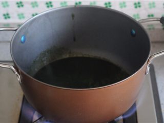 7、红薯叶绿豆糕,将过滤后的汁放入奶锅,煮开放凉