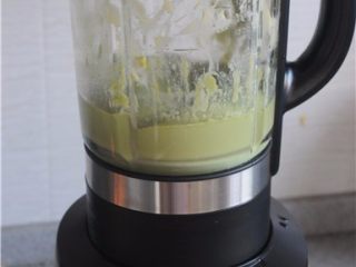 8、红薯叶绿豆糕,将放凉后的南瓜叶汁和绿豆一起放入破壁机打成糊