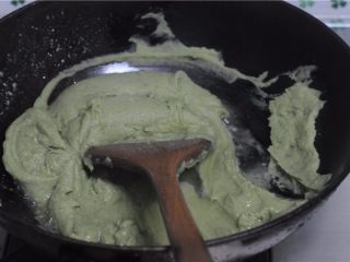 9、红薯叶绿豆糕,取出放入炒锅不停地翻炒,将水汽蒸发掉