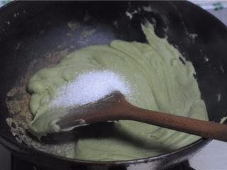 10、红薯叶绿豆糕,分两次加入油,炒制面糊变得浓稠后加入糖,继续翻炒