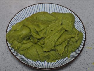 11、红薯叶绿豆糕,炒至水份蒸发,豆沙泥变得顺滑浓稠即可出锅