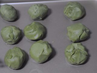 12、红薯叶绿豆糕,稍微放凉后,将豆沙分成50克一份,搓圆