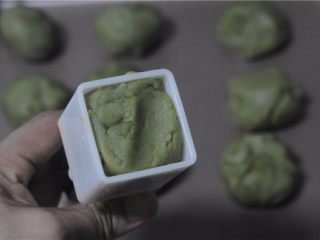 13、红薯叶绿豆糕,将剂子放入模具