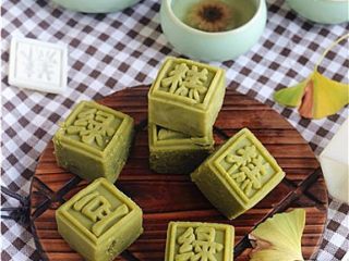 14、红薯叶绿豆糕,稍微用力即可压出来,冷藏后更好吃哦