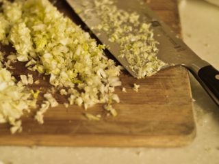 1、超级无敌鲜的三鲜水饺,白菜洗净，剁成末，加点盐，放盆里腌一会。白菜会出水，记得把水倒掉。