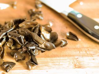 2、超级无敌鲜的三鲜水饺,把泡发的木耳洗净，切成末备用