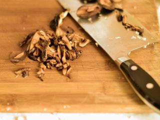 3、超级无敌鲜的三鲜水饺,把泡发的香菇切成末备用