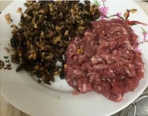4、超级无敌鲜的三鲜水饺,把猪肉剁成末，就用力剁吧????