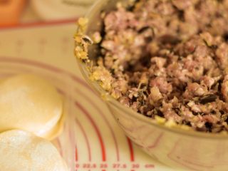 5、超级无敌鲜的三鲜水饺,把油 盐 蚝油 胡椒 木耳 白菜 香菇全部倒进肉里，顺时针搅拌，这个步骤也挺累的，加油。搅拌到上劲了，就是有粘性了就行。