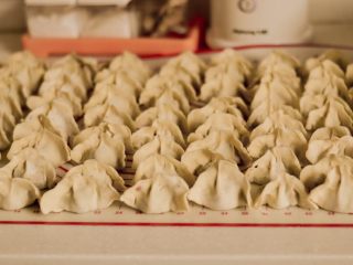 6、超级无敌鲜的三鲜水饺,包饺子怎么包都行，我是用虎口往里面捏的方法。有的可以包成柳叶的.更好看，可是，我不会额。