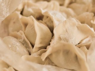 7、超级无敌鲜的三鲜水饺,反正最后就是吃多少煮多少了，吃不完的，能平放在冰箱最好，容量有限的，就拿点生的粉裹着，少量哈，不要饺子粘粘就行。我一般都平放，冻硬了点再撒粉，混在一起。这样饺子可以存的更多，也不会破。