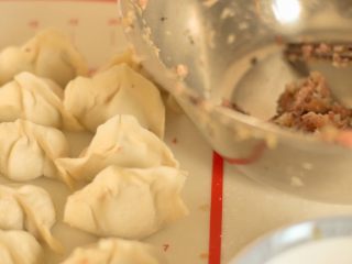 9、超级无敌鲜的三鲜水饺,包完了饺子，还剩一些肉，可以炒菜用。