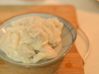 10、超级无敌鲜的三鲜水饺,煮饺子就是先把水烧开，倒饺子，烧开加3趟水烧开就行。