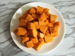 1、肉末南瓜,南瓜洗净去皮，切成方块