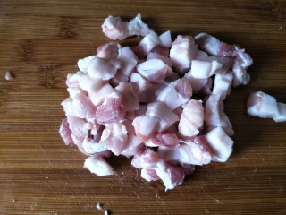 2、肉末南瓜,五花肉切成肉粒