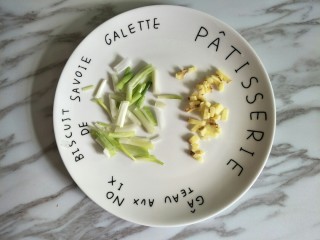 3、肉末南瓜,葱姜切末