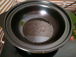 4、肉末南瓜,砂锅里倒适量油烧热