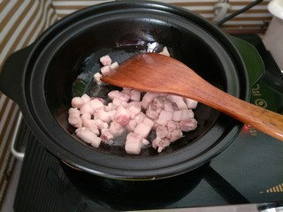 5、肉末南瓜,下入五花肉丁煸炒