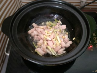 6、肉末南瓜,下入葱姜末炒香