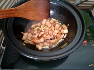 7、肉末南瓜,烹入适量老抽、蚝油炒出酱香味