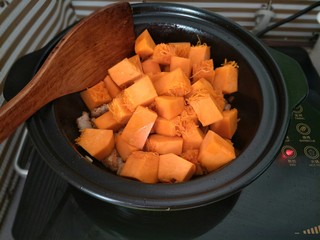 8、肉末南瓜,倒入南瓜块翻炒