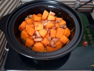 9、肉末南瓜,加入适量清水，大火烧开