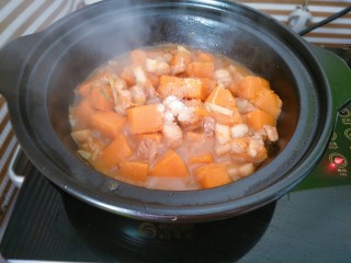 10、肉末南瓜,加入适量盐、糖调味