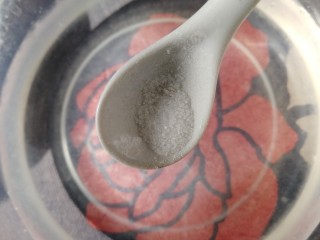 2、杨梅荔枝饮,清水里放少量盐。