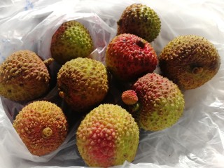 4、杨梅荔枝饮,准备荔枝，清洗干净。