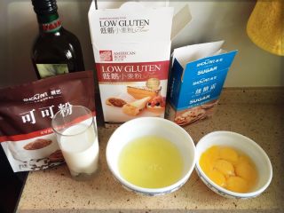 1、可可樱桃慕斯蛋糕,老规矩。先上蛋糕胚材料图。鸡蛋要把蛋黄和蛋清分开。