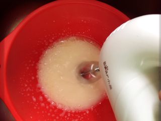 2、可可樱桃慕斯蛋糕,色拉油加牛奶加糖粉。搅拌。