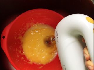 3、可可樱桃慕斯蛋糕,继续加入蛋黄。搅拌。