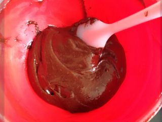 5、可可樱桃慕斯蛋糕,搅拌完成。备用。