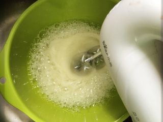 7、可可樱桃慕斯蛋糕,高速打发至大量泡泡后加入糖粉。