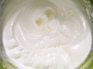 8、可可樱桃慕斯蛋糕,分三次加入。高速打发至硬性发泡。