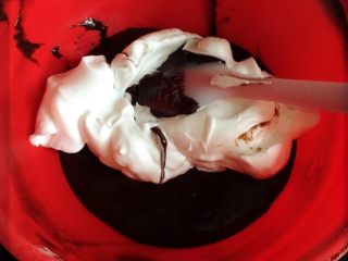 9、可可樱桃慕斯蛋糕,取三分之一打发的蛋白和之前的可可糊糊搅拌。注意这里是炒菜的动作翻炒！