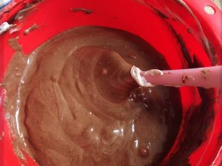 10、可可樱桃慕斯蛋糕,搅拌均匀后加入蛋白盆再次搅拌。