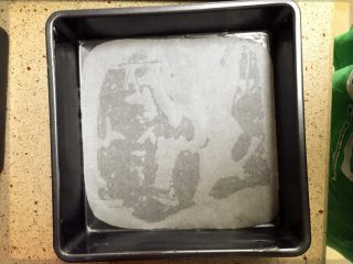 12、可可樱桃慕斯蛋糕,膜具底部加入油纸。四周涂上黄油防粘连。