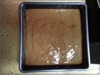 13、可可樱桃慕斯蛋糕,倒上。表面保持平整。烤箱预热170摄氏度。