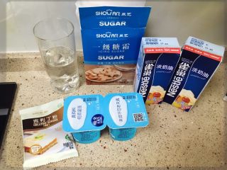 15、可可樱桃慕斯蛋糕,烤制的过程中准备慕斯。