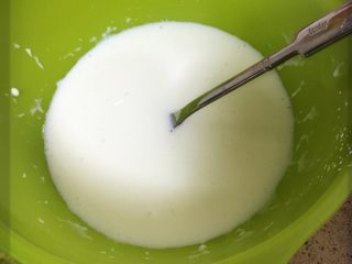 16、可可樱桃慕斯蛋糕,酸奶中加入糖粉。隔水加热至融化。