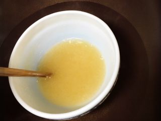 17、可可樱桃慕斯蛋糕,鱼胶粉放入冷水中搅拌均匀后。隔水加热至溶解。